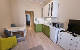 Cosy One Seperate Bedroom Apartment In City Center, Perfect For Family Trip.